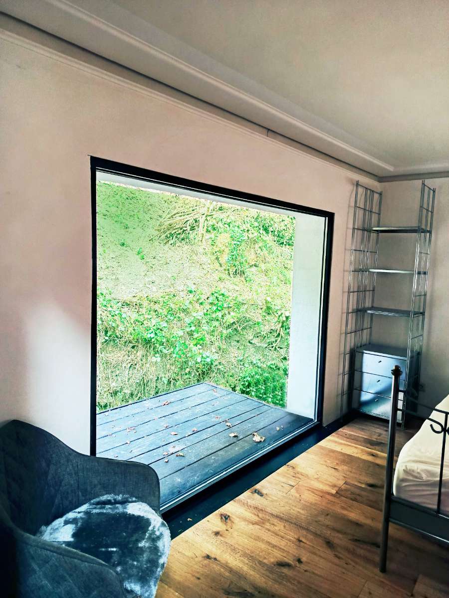 Kuenstlerhaus in mondsee schlafzimmer grosses fenster 2