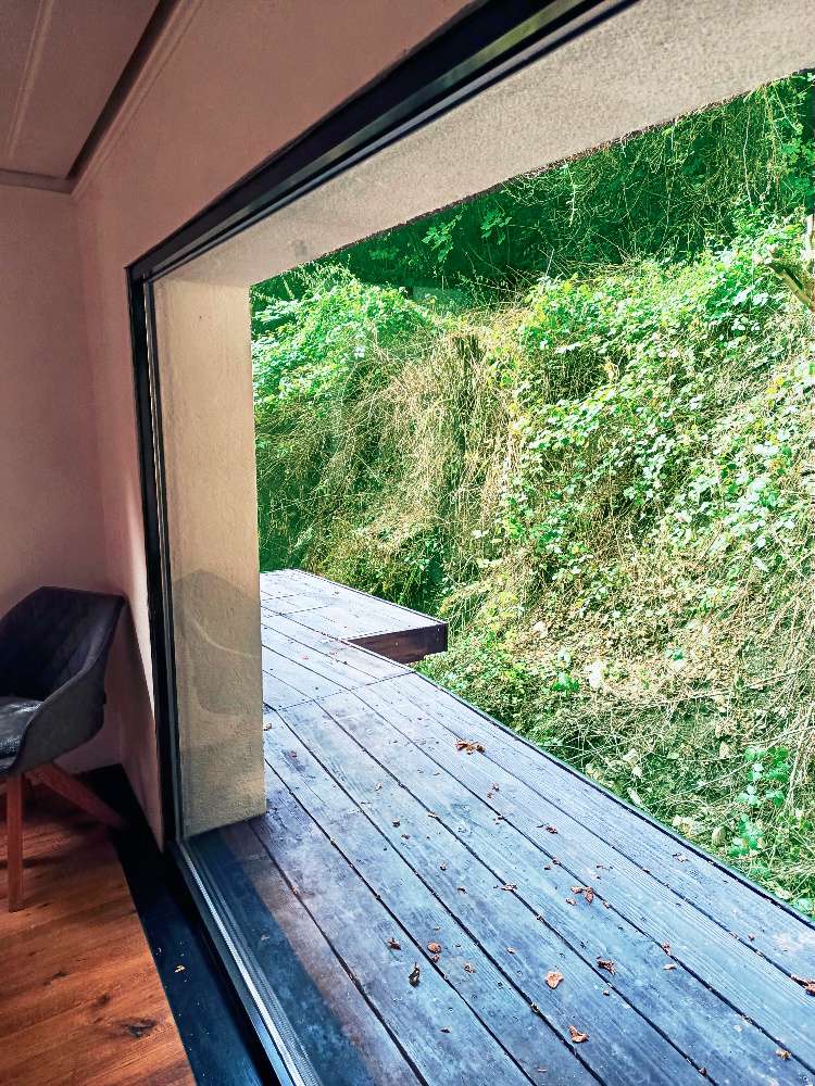 Kuenstlerhaus in mondsee schlafzimmer grosses fenster